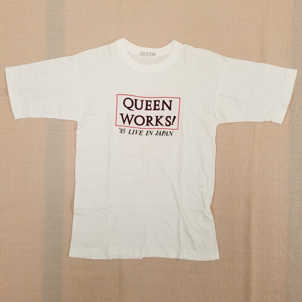 おすすめネット in WORKS! THE / 80sヴィンテージ『QUEEN(クイーン) 魅惑のバンドT特集! JAPAN』ツアーTシャツ サイズ不明 ホワイト 1985年コピーライト Tシャツ