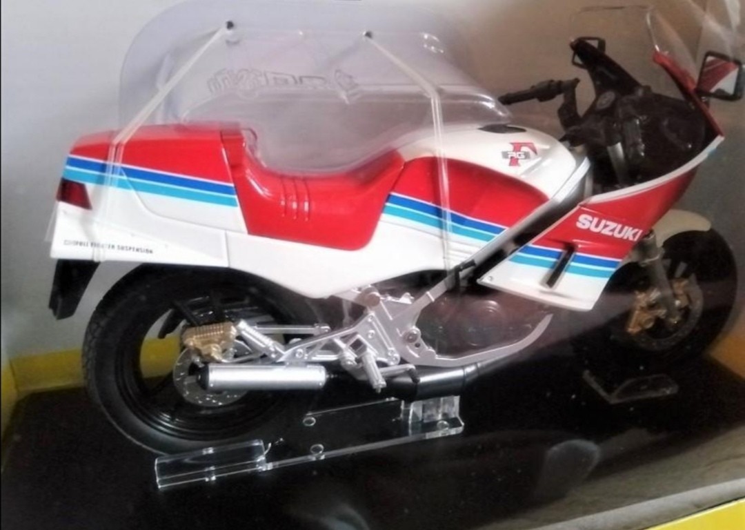 アオシマ 1/12 SCALE DIECAST MOTORCYCLE SUZUKI RG250Γ(赤)