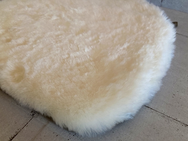  short wool horseshoe mouton cushion ( cord attaching ) white INY19451A-1-WH https://iwai-mouton.jp/moutoncushion-shearlingcushion-iny19451a-1-wh/