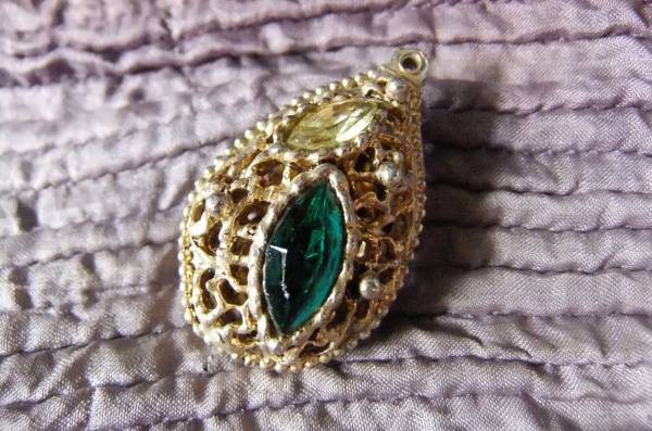  color stone, yellow gold color. pendant top 