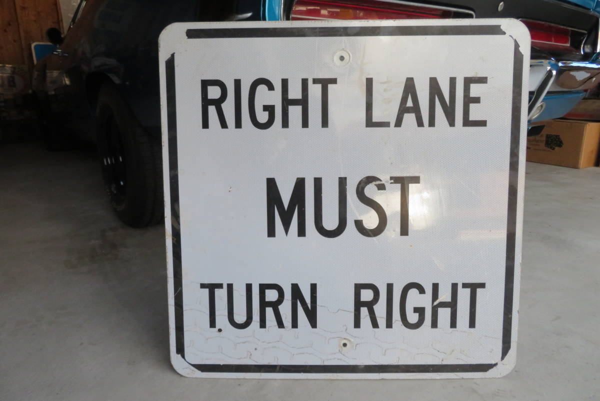 RIGHT LANE MUST TURN RIGHT ロードサイン 反射板 ストリートサイン アメリカ ヴィンテージ ガレージ インテリア USA USED（899） _画像1