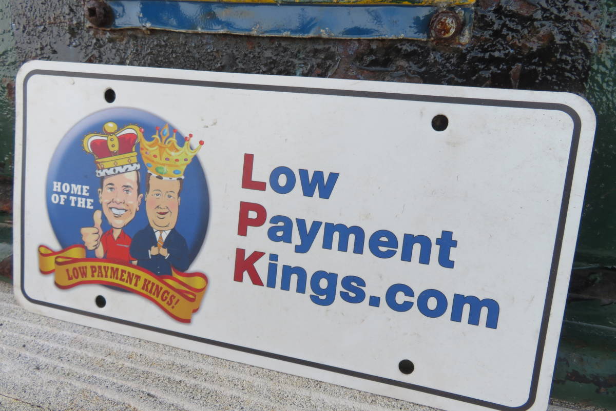 希少 LOW PAYMENT KINGS ディーラー プレート ヴィンテー アメリカ 看板 ガレージ 店舗 インテリア USA USED（904） _画像4