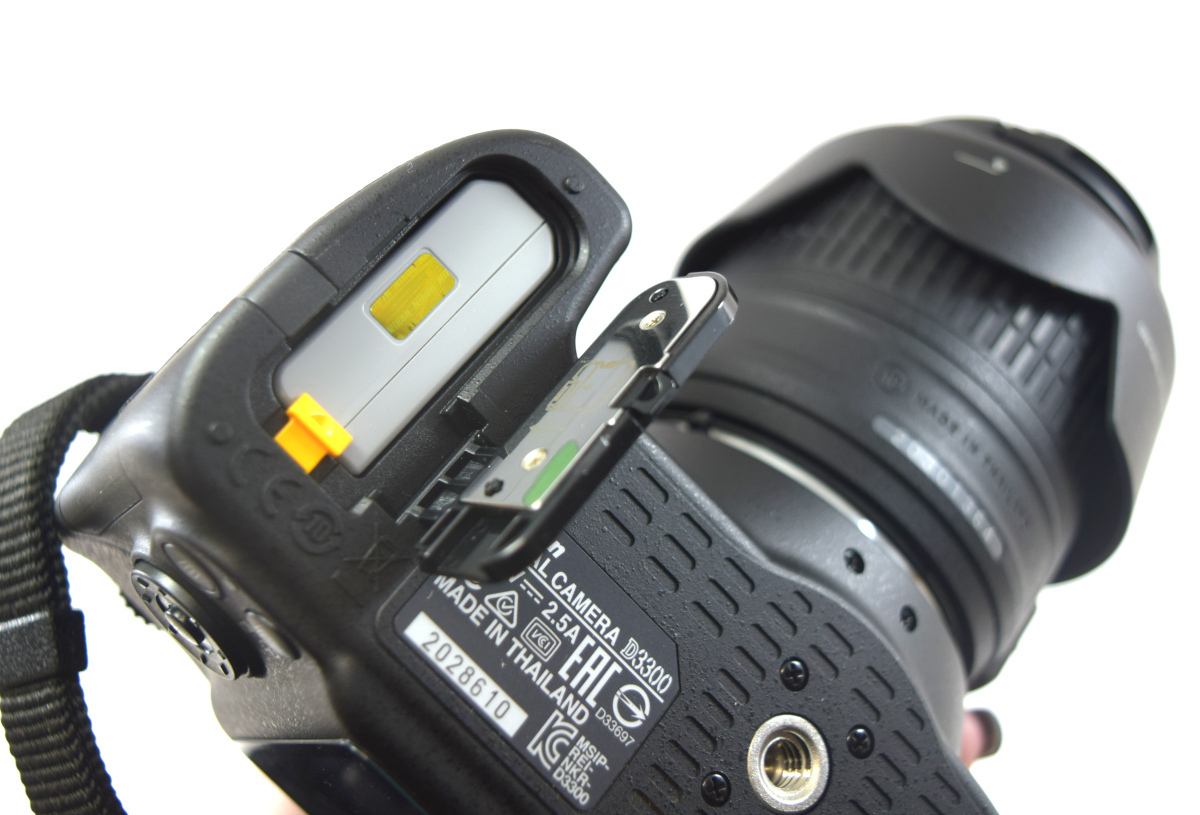 カメラ Nikon D3300 デジタル一眼レフカメラ レンズ付き 充電器付き 通電確認済み 撮影未確認 ジャンク品【A70】　_画像8