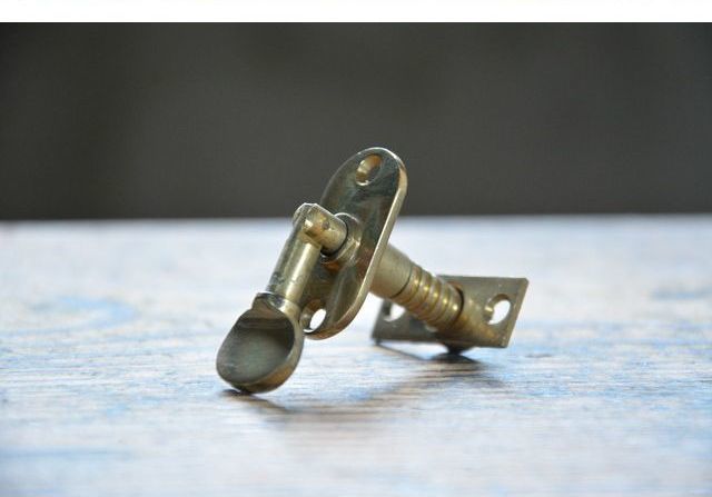NO.7611 古い真鍮鋳物の中折締 34mm 検索用語→A50gアンティークビンテージ古道具真鍮金物引き戸格子戸ドア建具_画像2