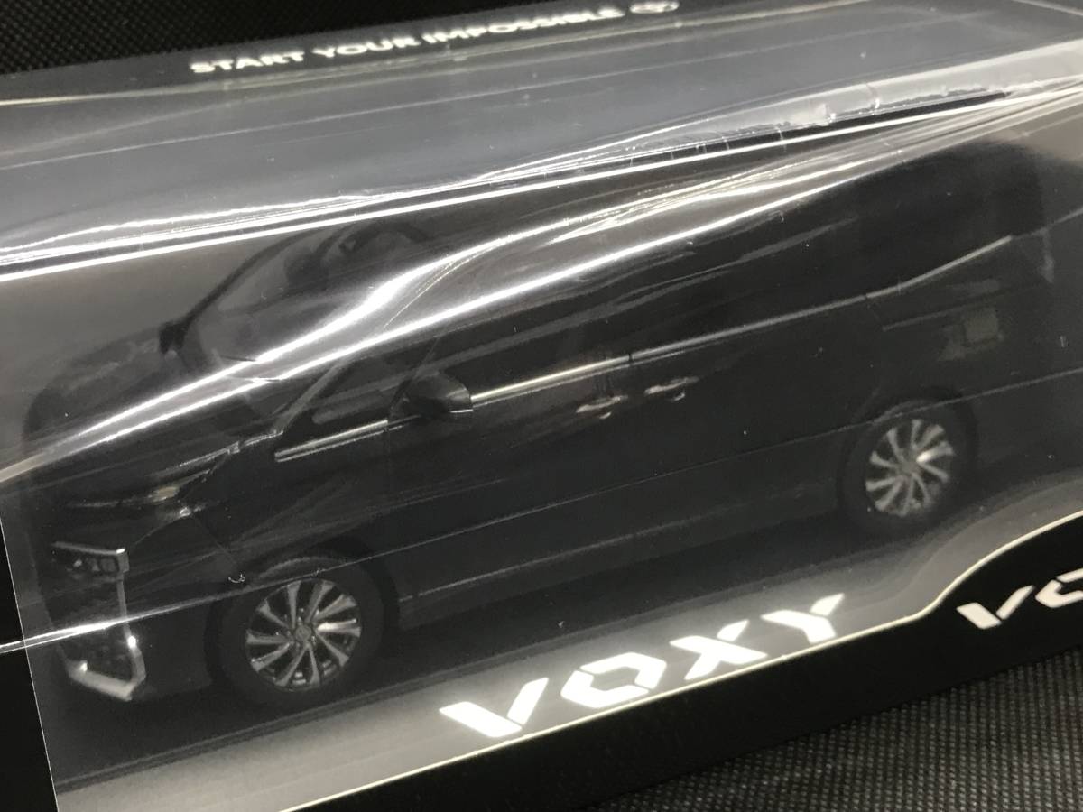 2022/1発売 非売品 新型 トヨタ ヴォクシー/ボクシー カラーサンプル 1/30ミニカー クリアケース付 グリッターブラックガラスフレーク〈226_画像4