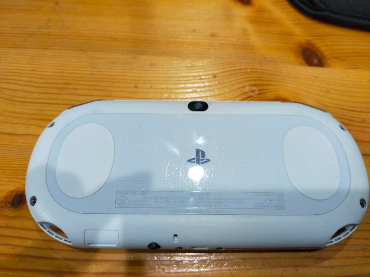 PS Vita PCH-2000　中古　ソフト付