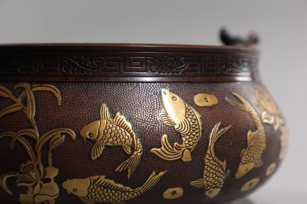 純正品特価 台付き 金魚の置物　手彫り　彫刻　玉製 雑貨