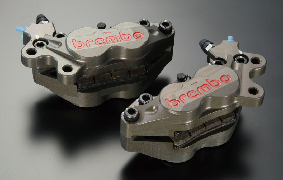 舗 ブレンボ P4-40RR Axial CNCキャリパー 40mmピッチ ブラック 右