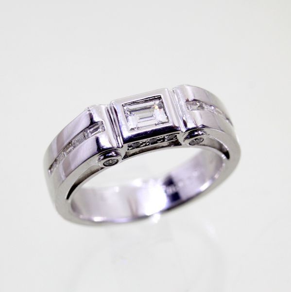 最新人気 ◎中古美品◎18金WG バゲットカットダイヤ 0.367ct ダイヤ 0.211ct メンズリング 22号 ゴールド
