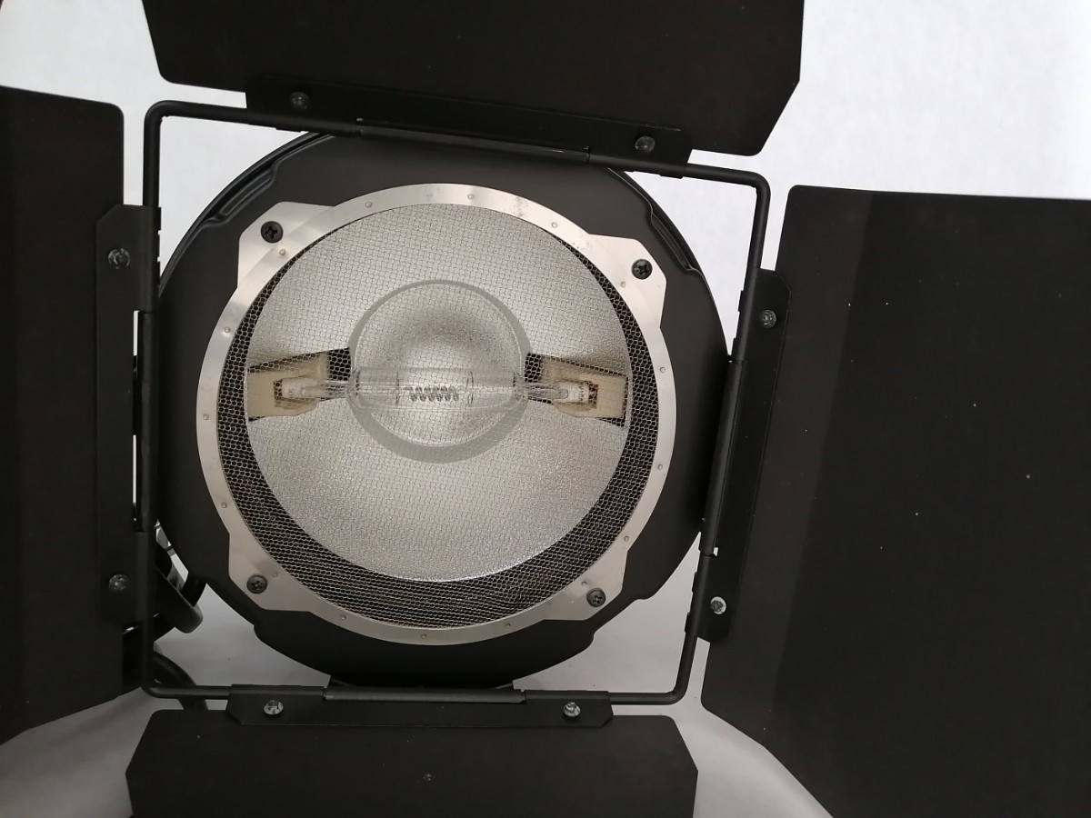 ハロゲン照明器具 空間演出用 東芝 UNIFOCUS 1000|Yahoo!フリマ ハロゲン照明器具 空間演出用 東芝 UNIFOCUS 1000|Yahoo!フリマ