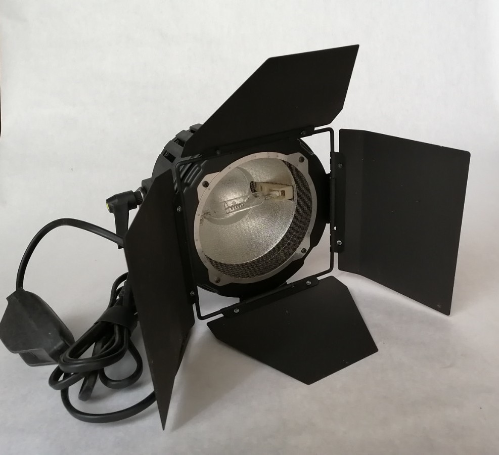 ハロゲン照明器具 空間演出用 東芝 UNIFOCUS 1000|Yahoo!フリマ ハロゲン照明器具 空間演出用 東芝 UNIFOCUS 1000|Yahoo!フリマ