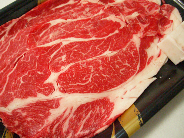 B◆赤身肉の旨さ満載！北海道産牛肩ロース500g/すき焼き・牛丼にも♪_画像1