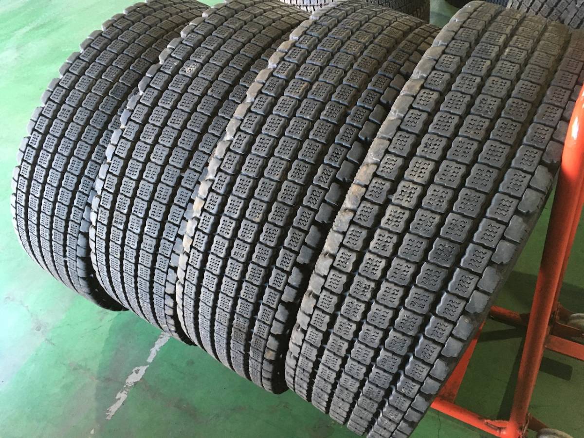 ｗ603-2-1 ☆295/80R22.5 BS 4本セット！ W910 ブリヂストン 中古スタッドレス 残溝13-12ｍｍ♪早いもの勝ちk340_画像1