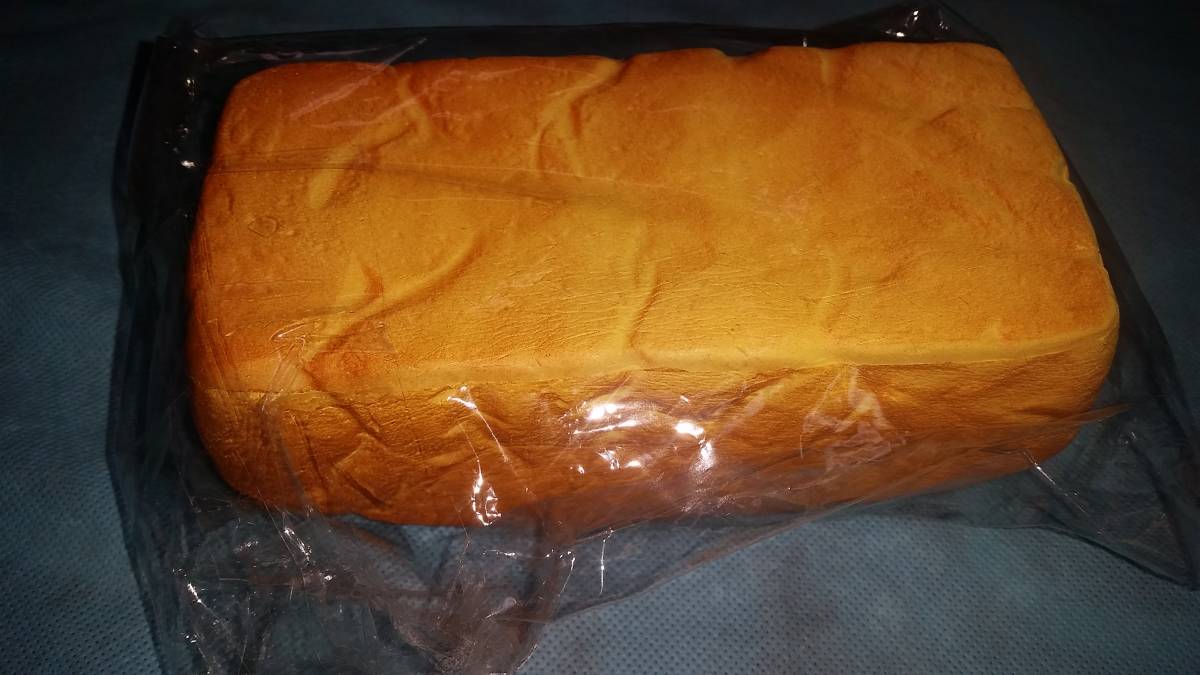 食品サンプル：リアルサイズ パン 食パン 一斤 長さ約20㎝ 縦横約18㎝ スクイーズ 未開封 IE2F/オクパナ_画像2