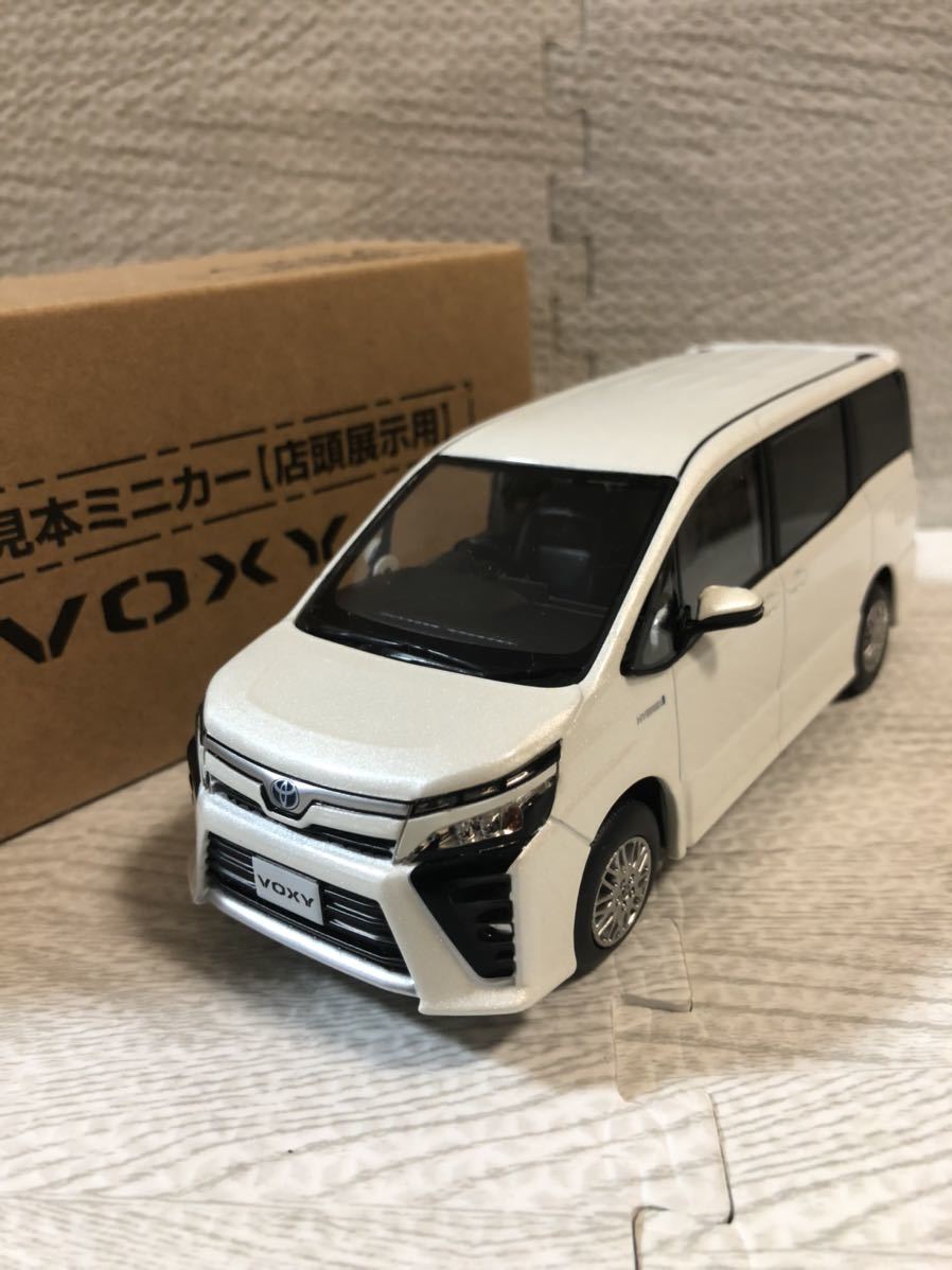 1/30 トヨタ 新型ヴォクシー VOXY ZS 後期 トヨタマーク カラー