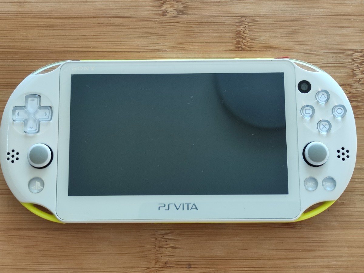 PlayStation Vita PCH-2000 ZA13 ライム/ホワイト 8GBメモリーカード おまけ付き