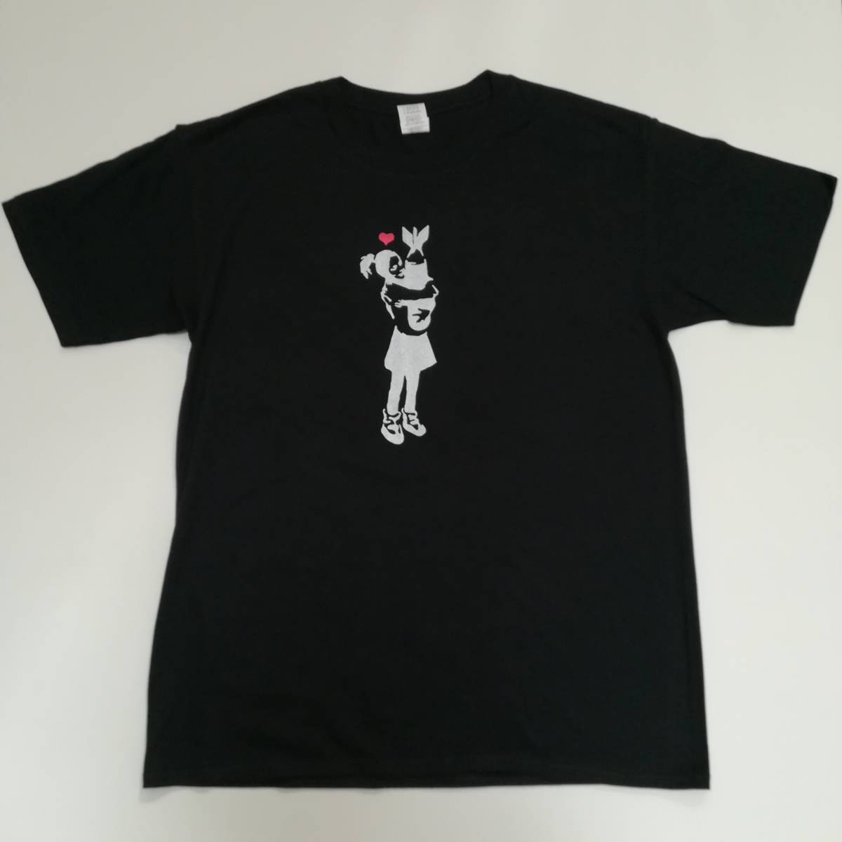 バンクシー・BANKSY・爆弾を抱く少女・プリントTシャツ・黒・M_画像1