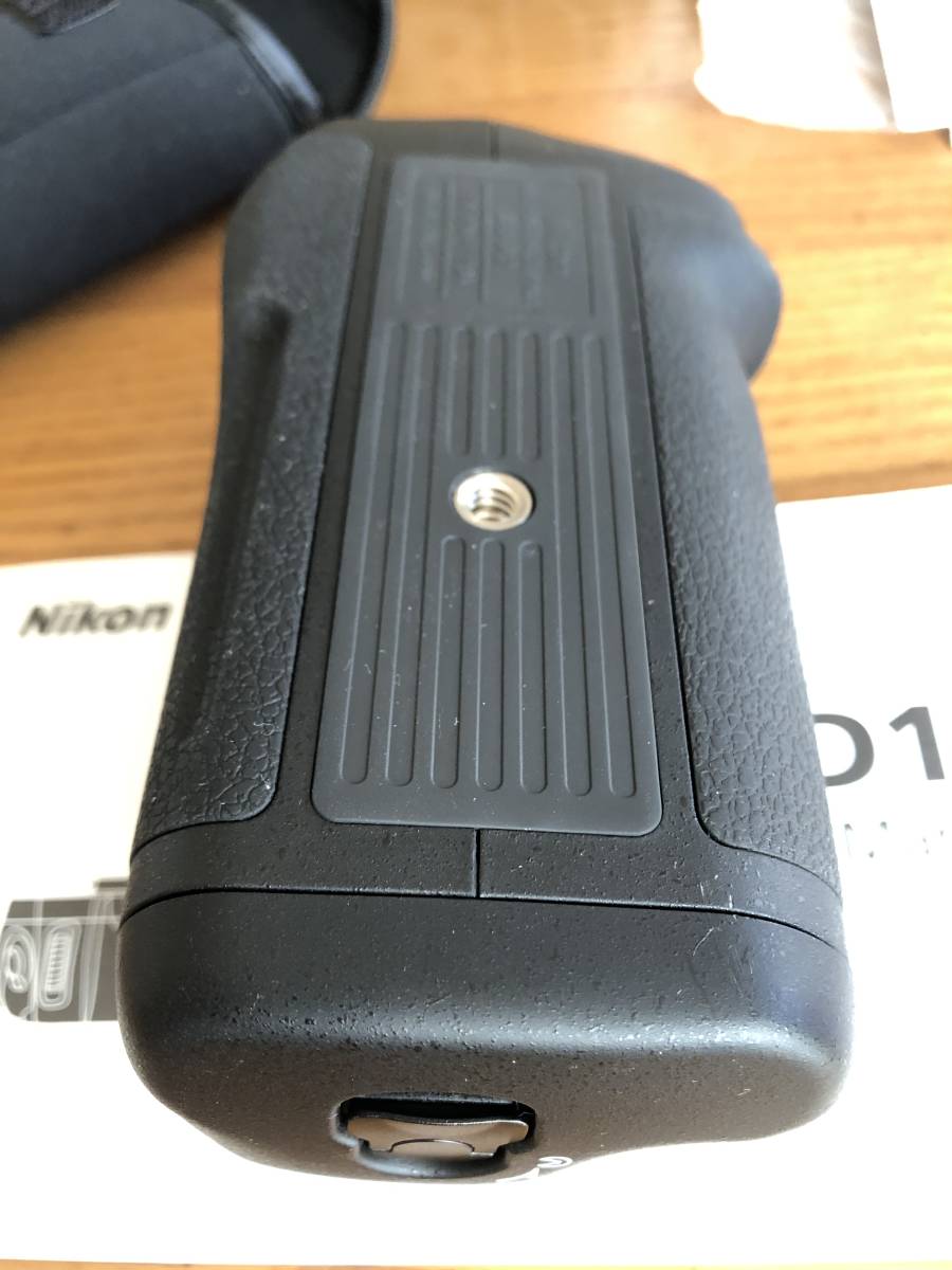 Nikon ニコン純正マルチパワーバッテリーパック　MB-D12 (D800 D810用縦型グリップ)_よく見ると若干のスレがあります