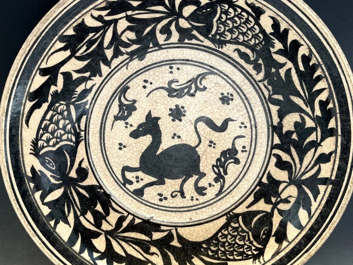 皿□古代の魚と葡萄の木 サンカローク スコータイ窯 鉄絵タイ焼物 黒