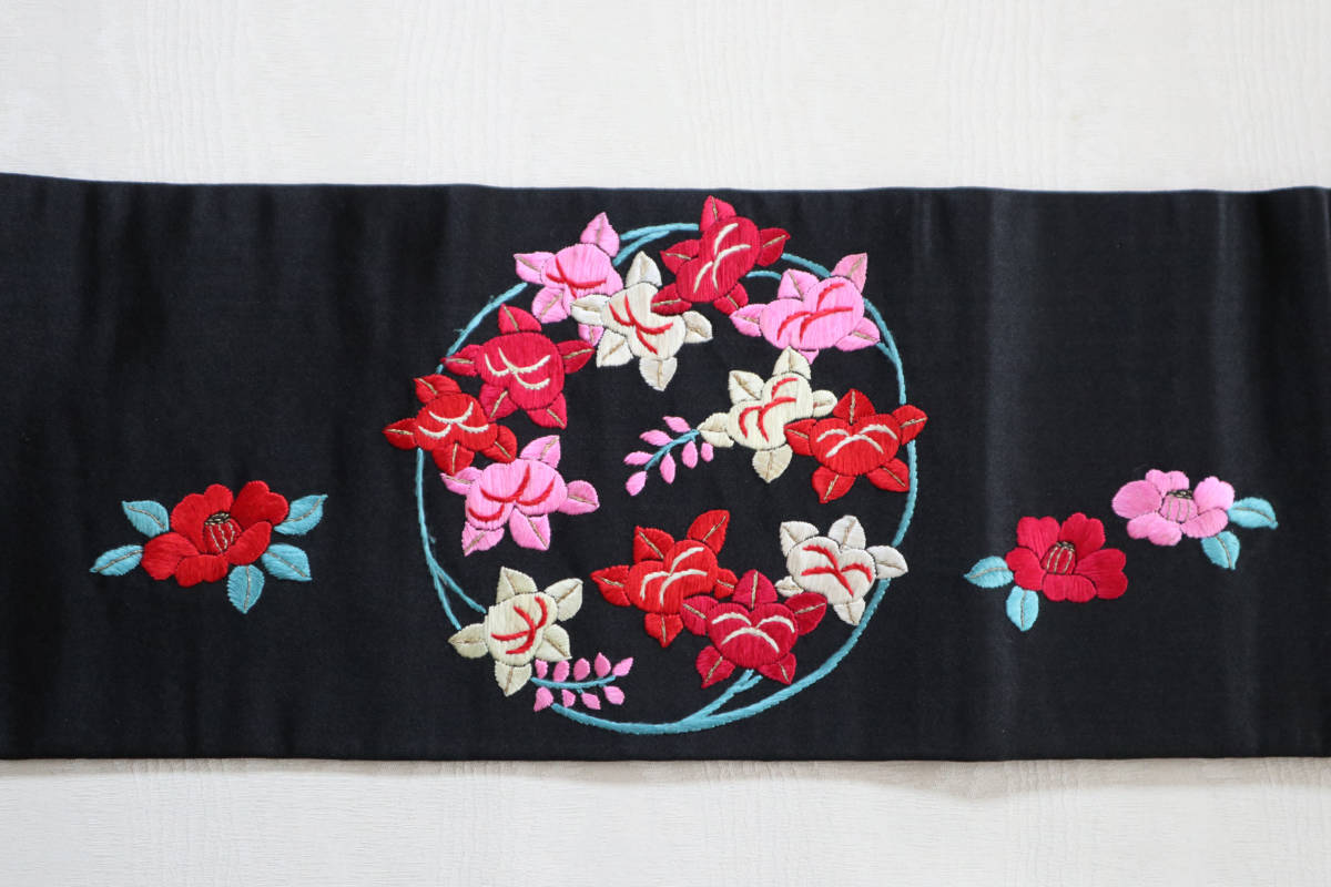 アンティーク大正ロマン 黒地にかわいらしい杜若、橘、牡丹の花輪刺繍