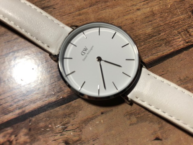 使用感ない 美品 Daniel Wellington ダニエルウェリントン 32mm Classic Petite Bondi B32S4 白 ホワイト 純正革ベルト クオーツ 腕時計