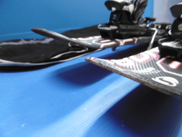E26 SALOMON サロモン ミニスキー板　ブラック系 収納袋付き　スキー用品　スキーボード　ショートスキー_画像7