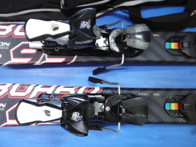 E26 SALOMON サロモン ミニスキー板　ブラック系 収納袋付き　スキー用品　スキーボード　ショートスキー_画像3