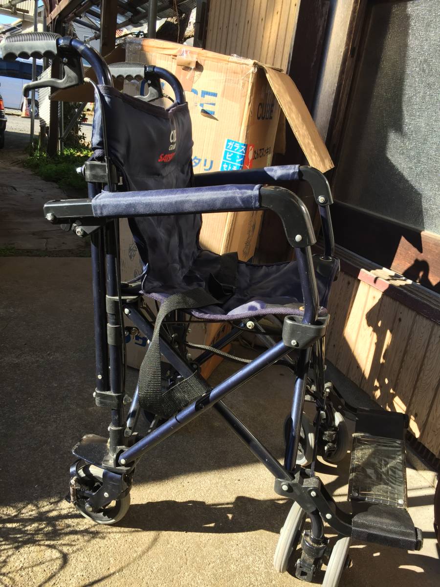 軽量折り畳み 車椅子 CUBE GRAND SATSUKI サツキ 紺色。ブレーキ付 キャスター、ストッパー 、シートベルト、 コンパクト。 看護、介護用品 軽量折り畳み 車椅子 CUBE GRAND SATSUKI サツキ 紺色。ブレーキ付 キャスター、ストッパー 、シートベルト、 コンパクト。 看護、介護用品