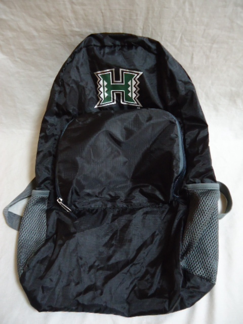 即決 ハワイ ハワイ大学 リュック 黒色 新品未使用品 47×34センチ ナイロン素材 コンパクトに出来ます。の画像1