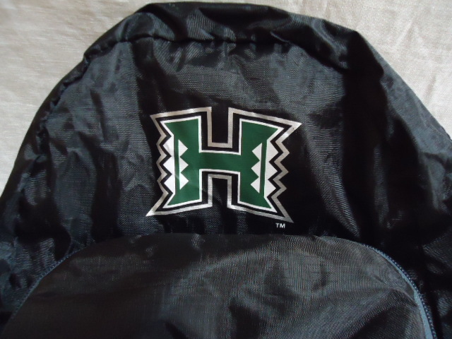 即決 ハワイ ハワイ大学 リュック 黒色 新品未使用品 47×34センチ ナイロン素材 コンパクトに出来ます。の画像2