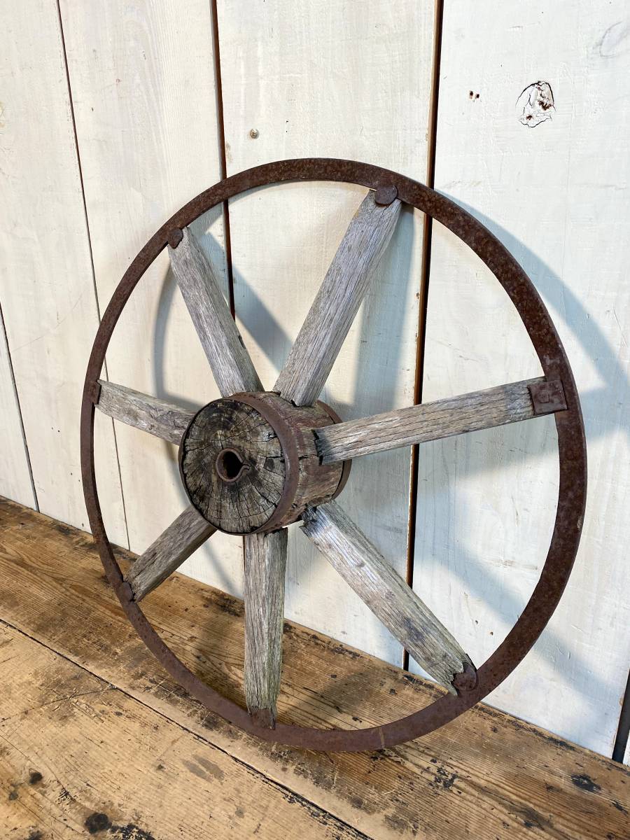 アメリカンアンティーク　木製車輪　直径約57.5㎝　/　荷車　馬車　鉄製枠　車輪　/　オブジェ　ディスプレイ_画像1
