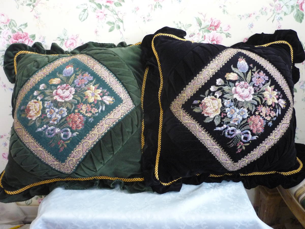 美品 ２個セット クッション ベロア生地 ゴブラン織り 流行に 超美品の 花束 高級感 緑 黒 フリル 花柄