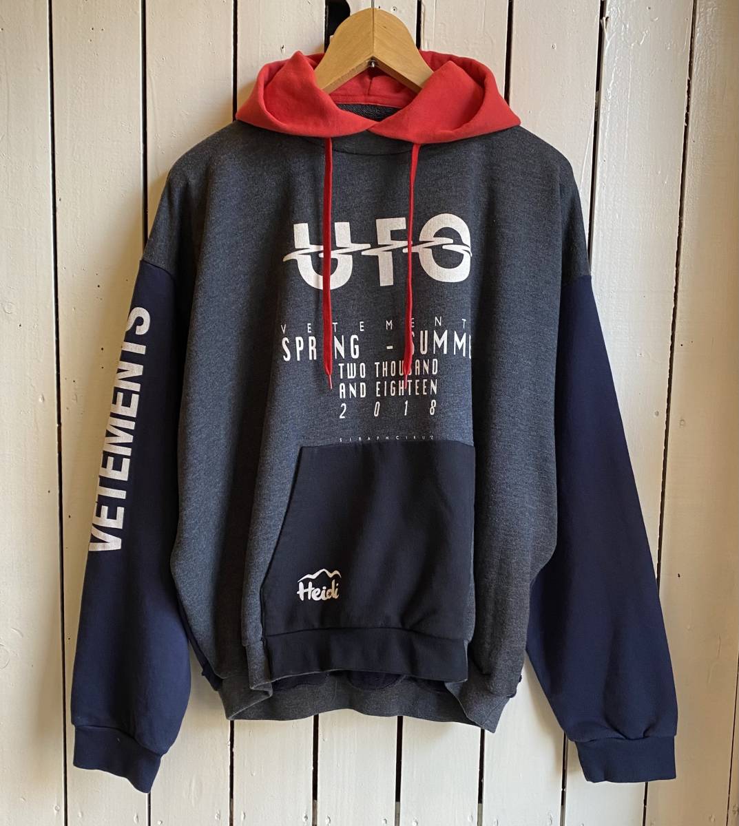 人気色 数少 vetements Champion テープロゴフーディー - 通販