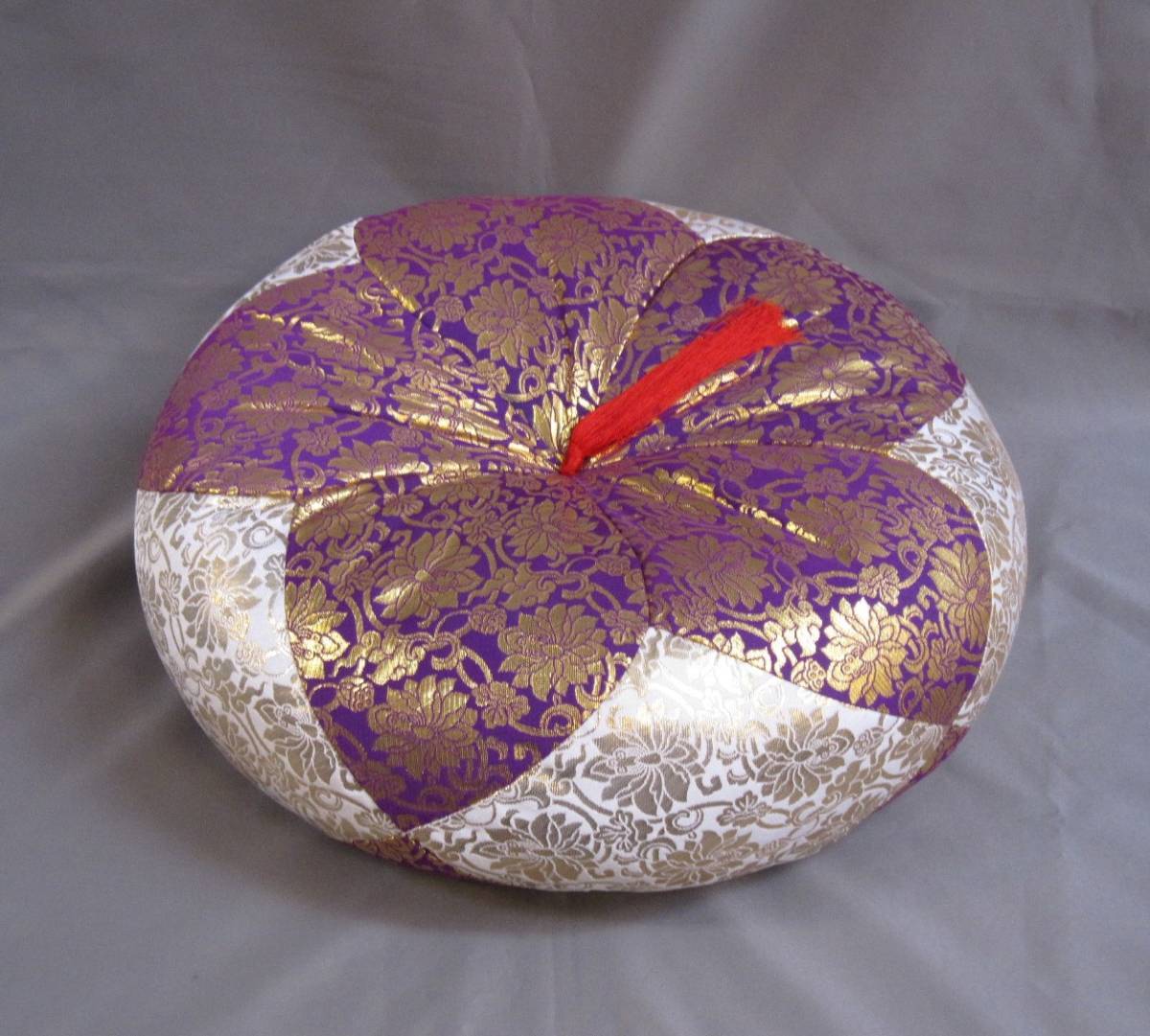 日本最大の 総金丸布団 １８号(尺八寸) 白/紫　 りん布団 リン布団　木魚布団　けいす 磬子 仏具一般