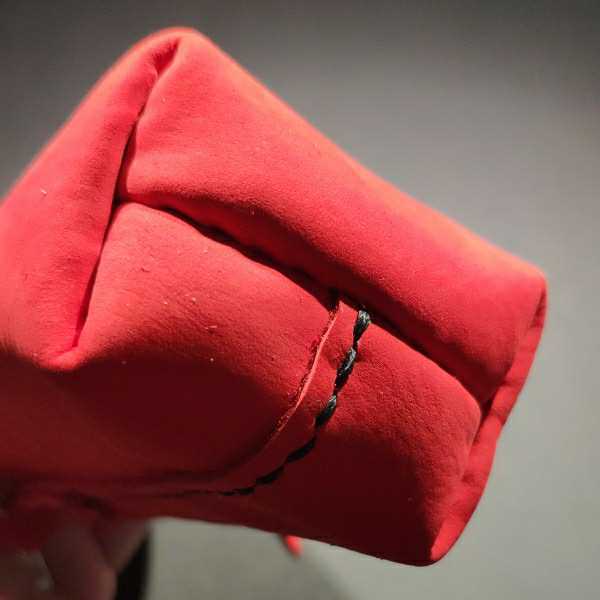 ハンドメイド 本革 赤色しなやかヌバック牛革 腰巾着 革袋 鍵収納 小物入れ H135(紐下115)xW90(マチ55)xD35mm ナスカン付き 蒲印 手縫い