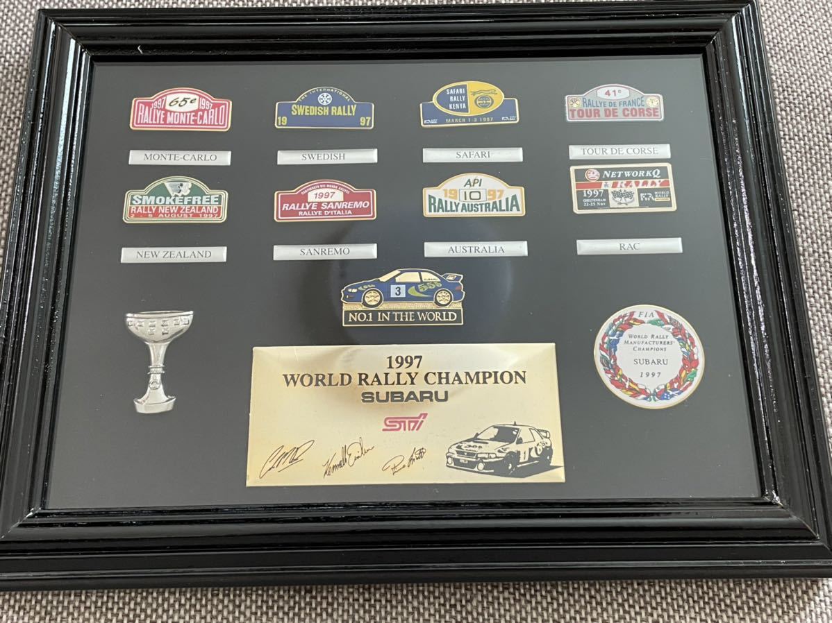スバル 1997 WORLD RALLY CHAMPION 記念バッチセット(額入り)