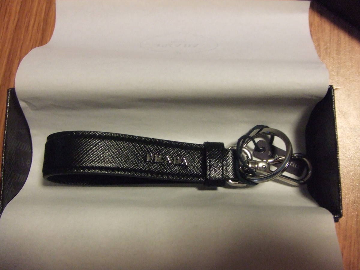 新品未使用品 PRADA プラダ サフィアーノ レザーキーホルダー