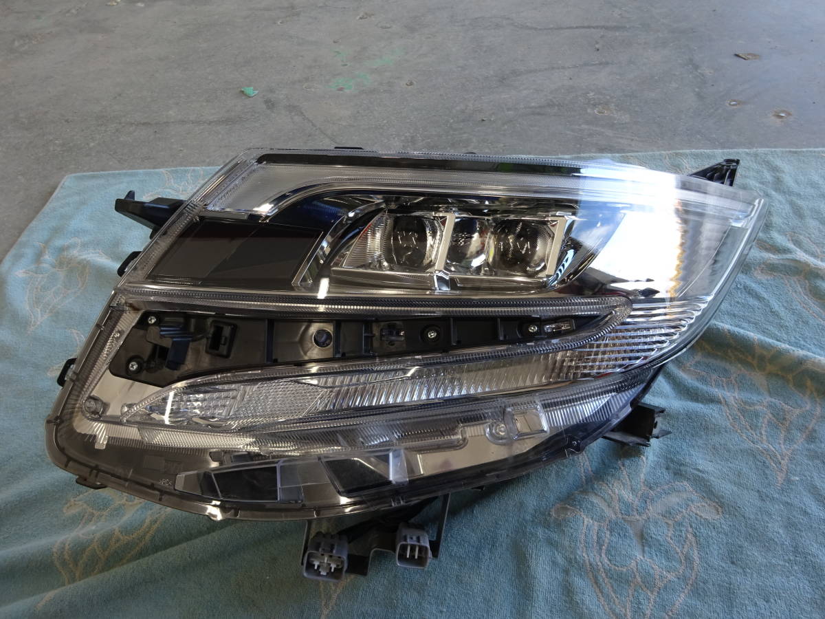 トヨタ ノア 左ヘッドライトLED ichikoh 28-239 chesbayresort.com