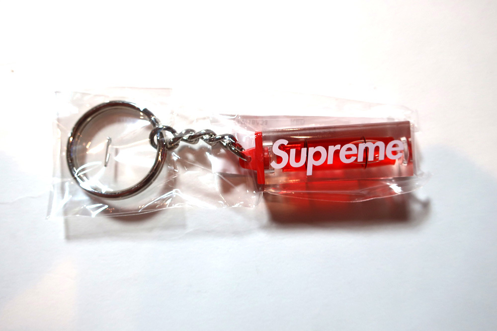 返品送料無料 Supreme 18AW Level Keychain キーホルダー 水平器