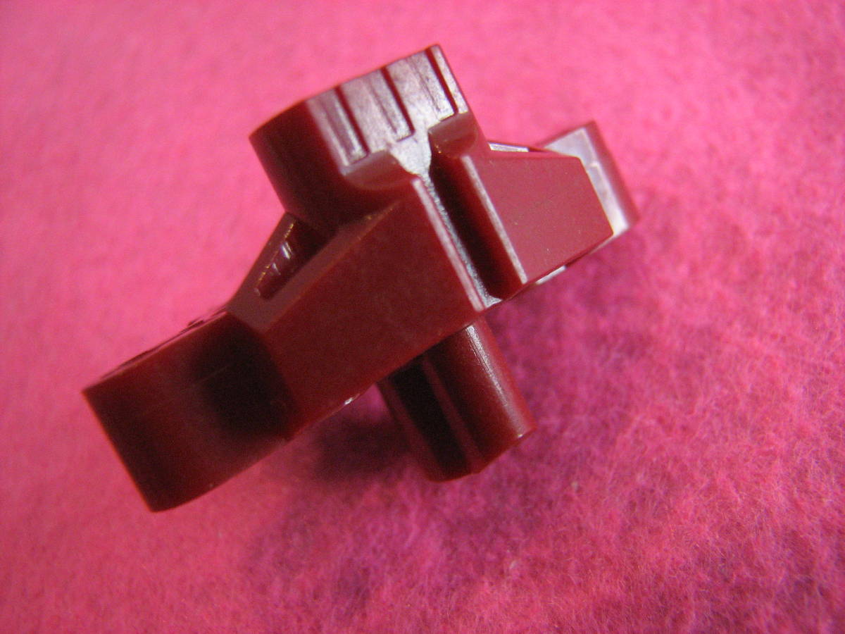 * Lego -LEGO*44810* Bionicle *Bionicle Matoran Torso*3.. car axis hole .2.. pin hole . equiped gear 9 tooth *USED* wine red 