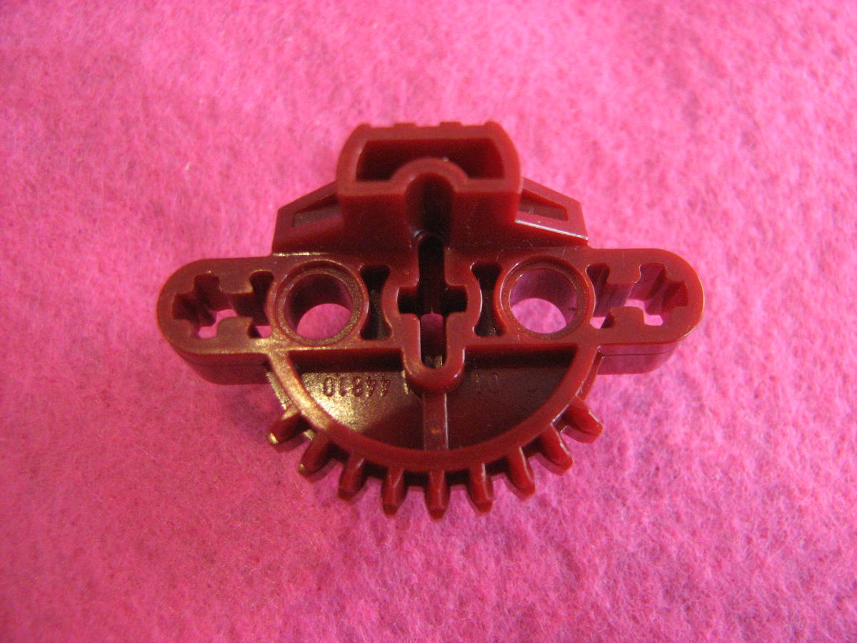 * Lego -LEGO*44810* Bionicle *Bionicle Matoran Torso*3.. car axis hole .2.. pin hole . equiped gear 9 tooth *USED* wine red 