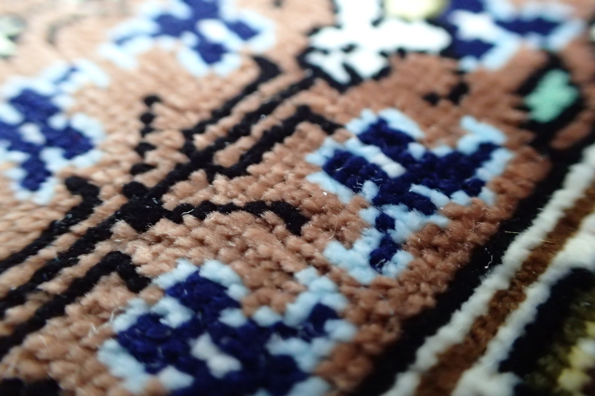 最高級 ペルシャ絨毯 クム シルク 絹 手織り 84.5cm×57.5cm タペストリー ラグ 玄関マット 絨毯 ラグ 工房サイン有 壁掛け 管ASD12135KG_画像7