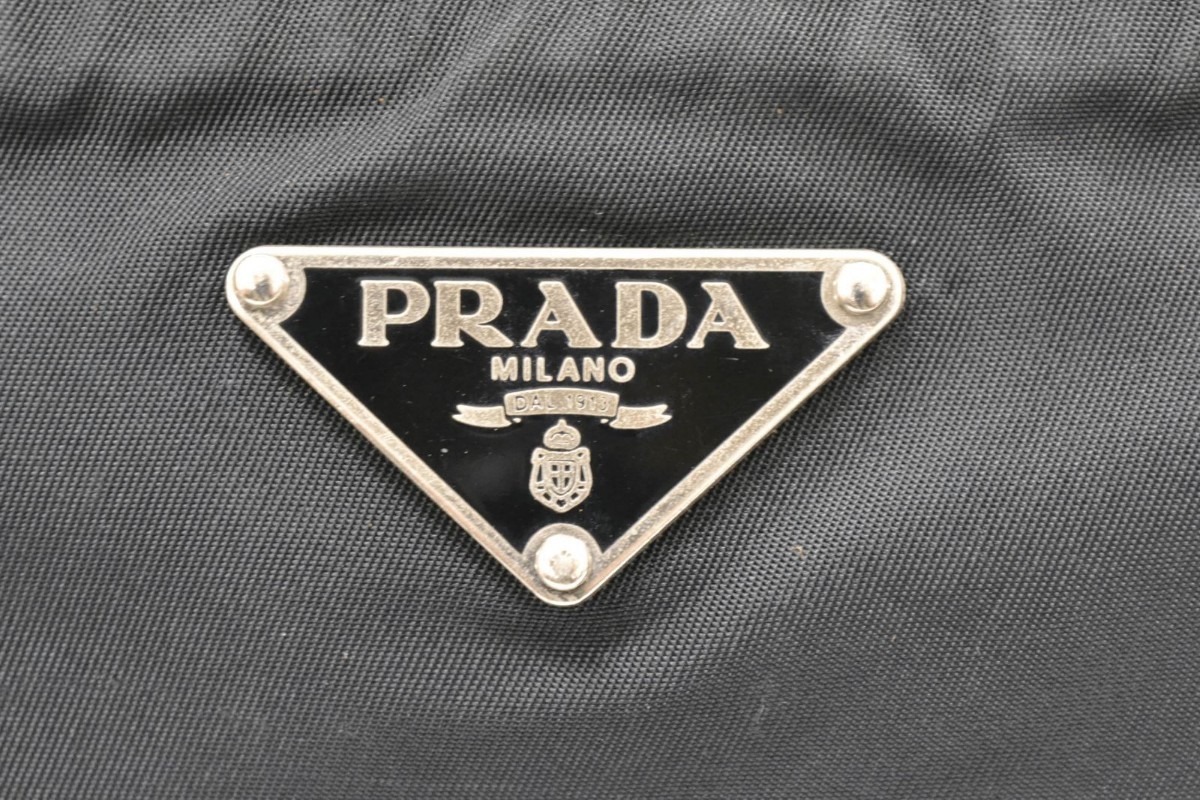 PRADA プラダ 斜め掛け 三角プレート スクエア ナイロン PRADA プラダ 斜め掛け 三角プレート スクエア ナイロン