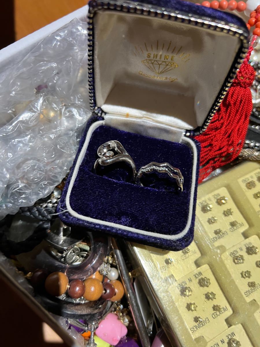 大量アクセサリー - ruizvillandiego.com