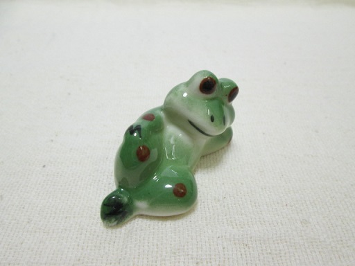 新品 カエル の 置物 蛙 縁起物 幸運 仕事運 出世 陶器 箸置き エスニック アジアン かわいい かえる 帰る T007