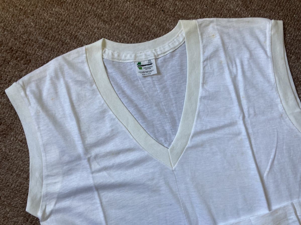 デッドストック マンシングウェアブランド USA製ノースリーブVネックシャツ サイズ表記40 白無地 全体的に保管時の経年染み有り NCNR厳守_画像3
