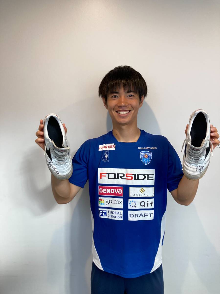 [ charity ] hand .. flat ( Yokohama FC) autographed training shoes 184