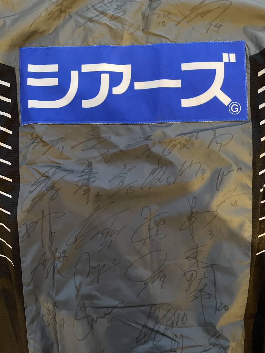 [ charity ] lower so Kumamoto player . autographed windbreaker 175