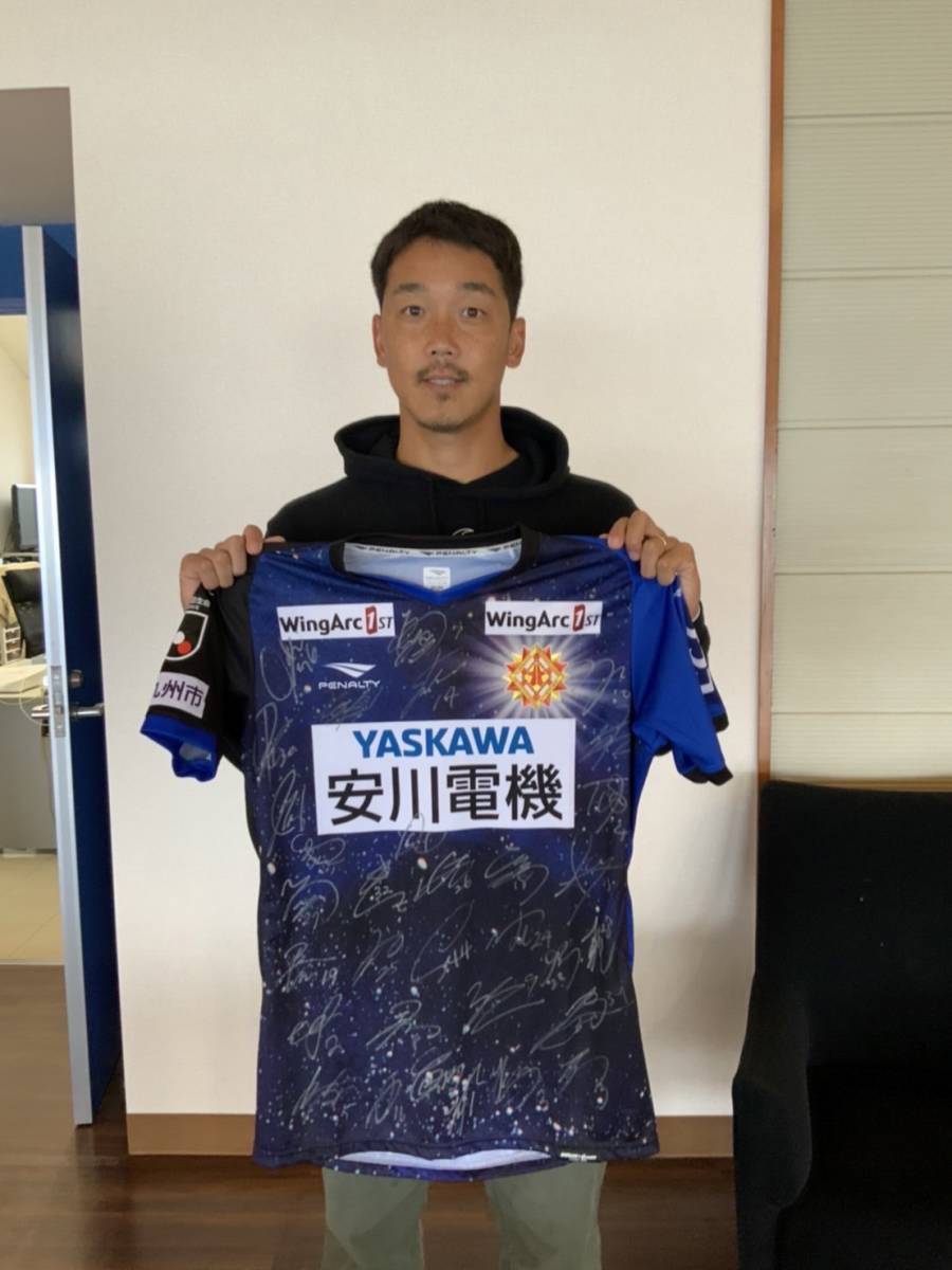 [ charity ]gila Van tsu Kitakyushu player . autographed uniform 138