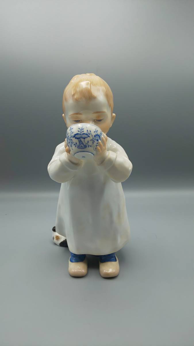 マイセン Meissen フィギュリン ヘンチェル人形 ブルーオニオンのカップでミルクを飲む子ども オリジナルBOX付 完品 本物保証_画像8